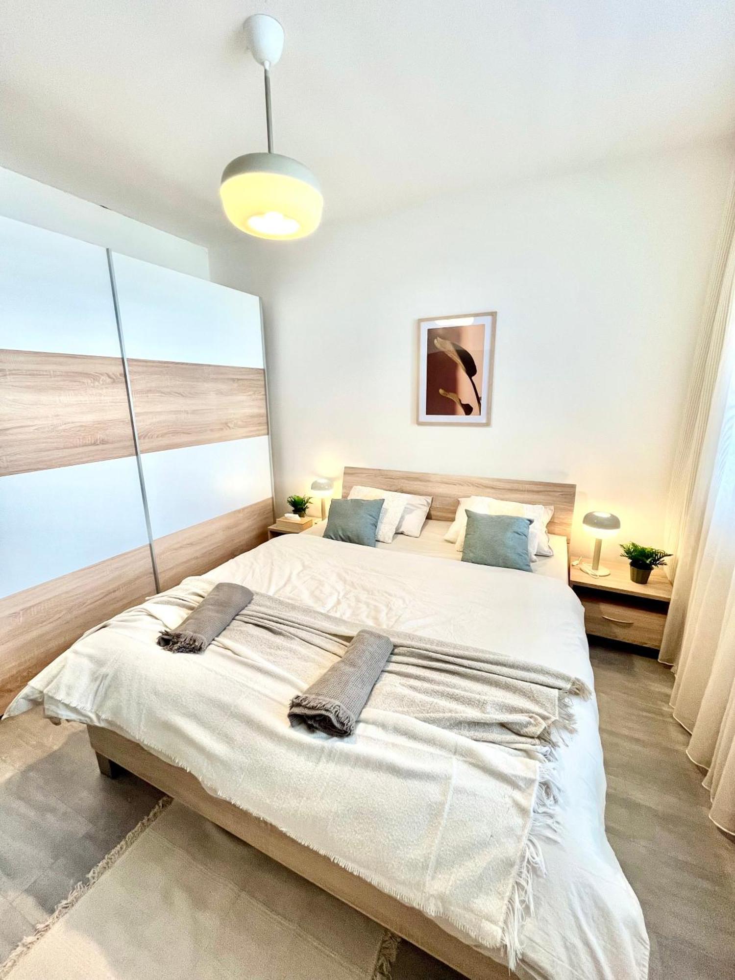 The Elite Suite Downtown 2- Bedroom Apt Ac & Garage Parking Bratislava Dış mekan fotoğraf