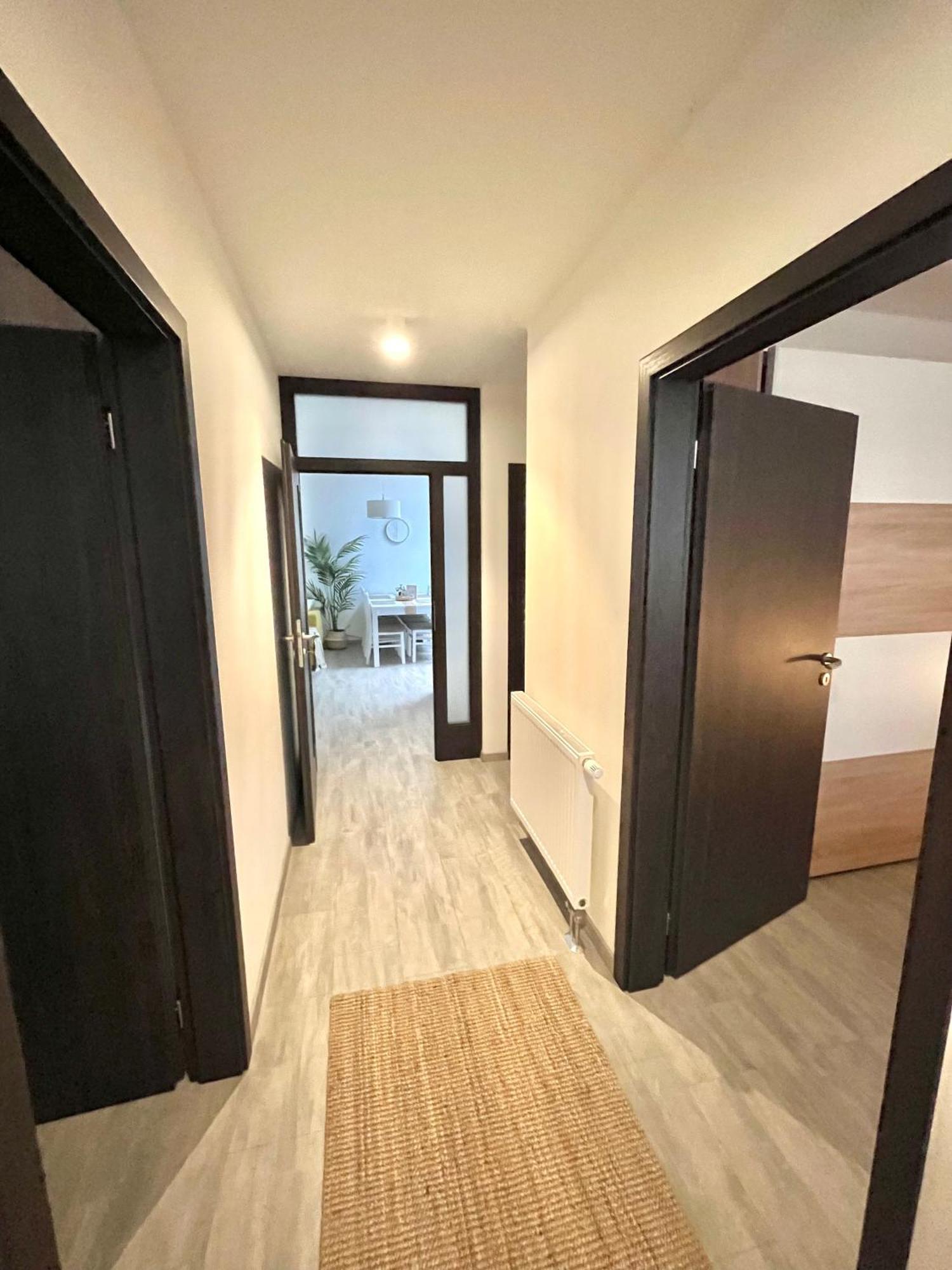 The Elite Suite Downtown 2- Bedroom Apt Ac & Garage Parking Bratislava Dış mekan fotoğraf
