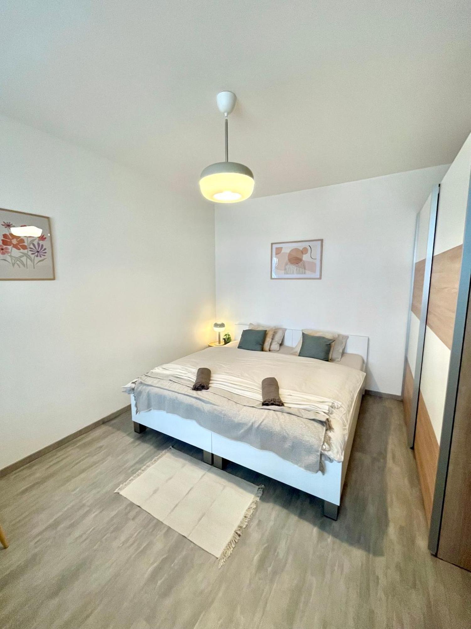 The Elite Suite Downtown 2- Bedroom Apt Ac & Garage Parking Bratislava Dış mekan fotoğraf