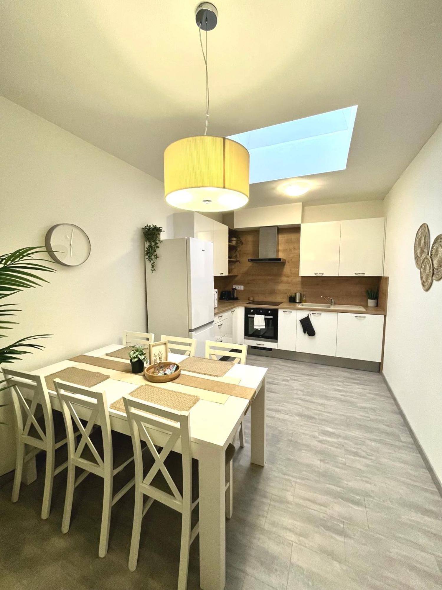 The Elite Suite Downtown 2- Bedroom Apt Ac & Garage Parking Bratislava Dış mekan fotoğraf