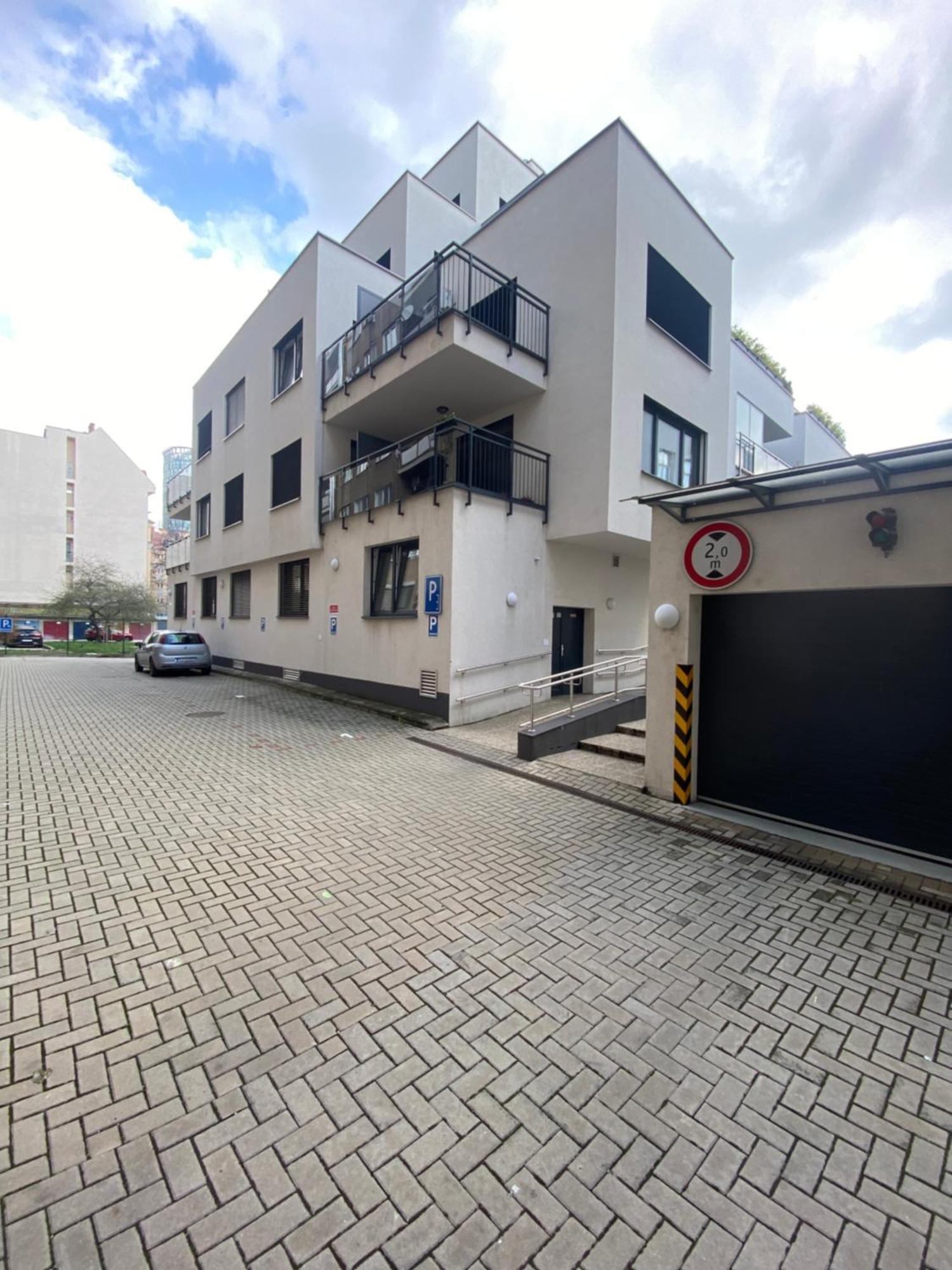 The Elite Suite Downtown 2- Bedroom Apt Ac & Garage Parking Bratislava Dış mekan fotoğraf